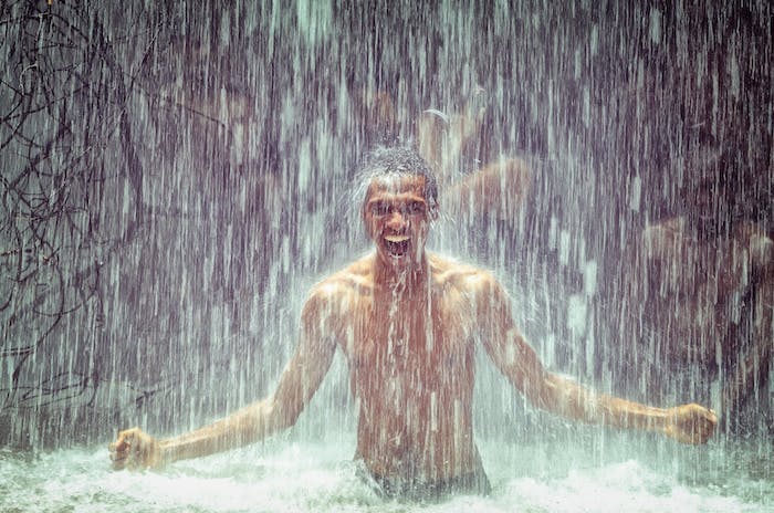 homme recoit de l eau
